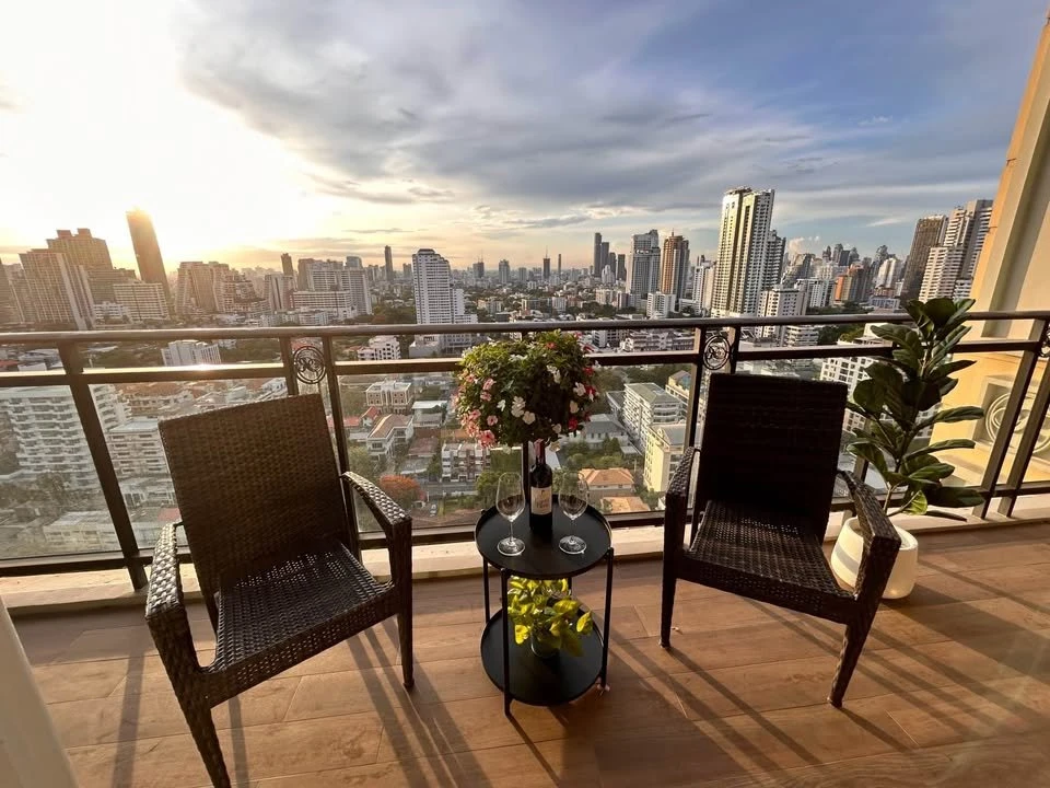 For Rent Royce Private Residences Spacious rooms combined with high-end furniture to create a comfortable and stylish living experience.