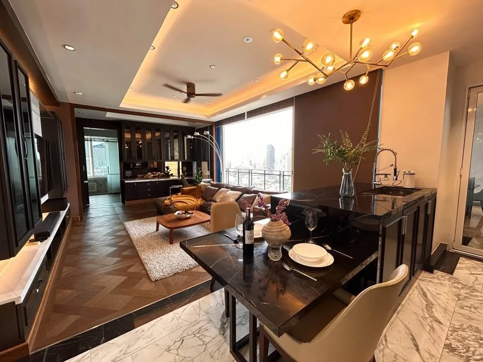 For Rent Royce Private Residences Spacious rooms combined with high-end furniture to create a comfortable and stylish living experience.