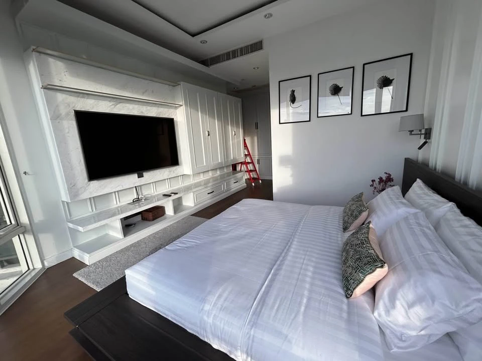 For Rent Royce Private Residences Spacious rooms combined with high-end furniture to create a comfortable and stylish living experience.