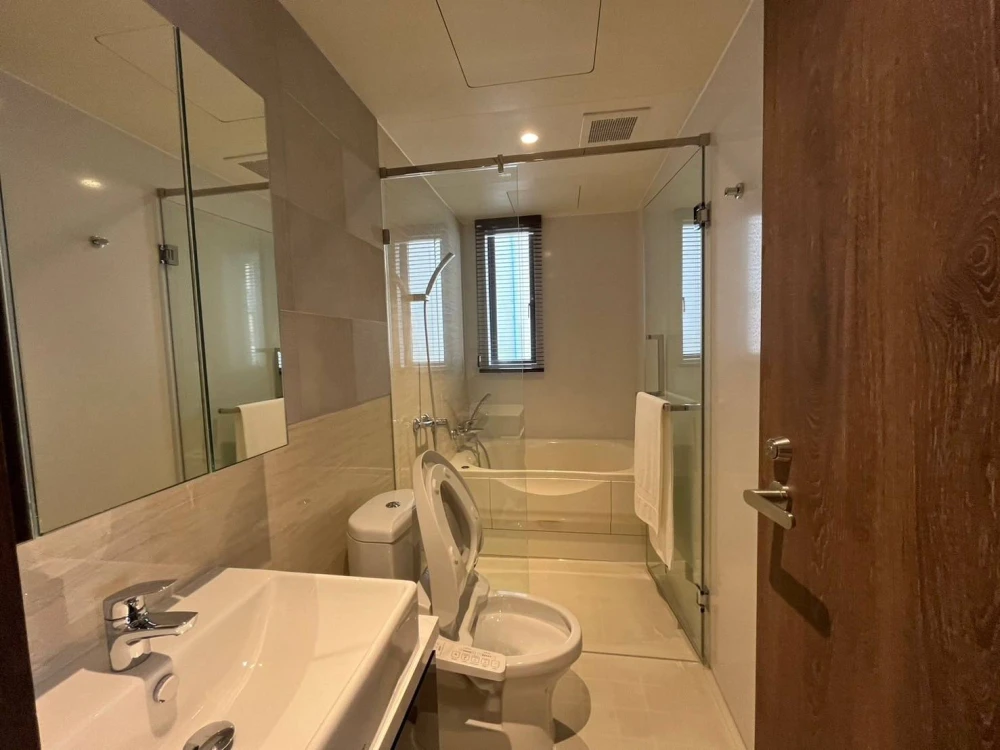 For rent: Runesu Thonglor 5, Japanese-style condo, fully furnished and equipped with appliances. Just bring your own luggage and move in!