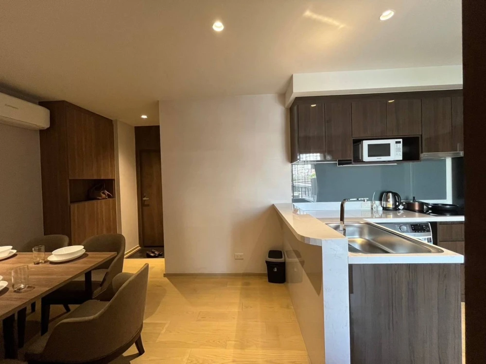 For rent: Runesu Thonglor 5, Japanese-style condo, fully furnished and equipped with appliances. Just bring your own luggage and move in!