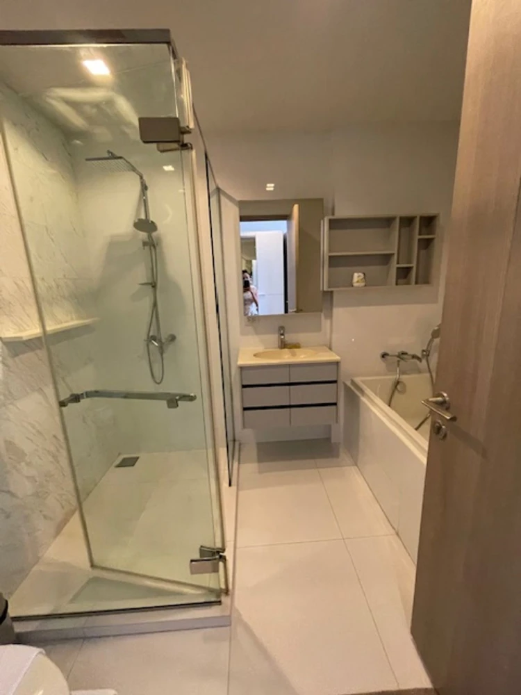 For rent: Runesu Thonglor 5, 2nd floor, nice room, fully furnished. If interested, hurry and reserve now. Don't delay.