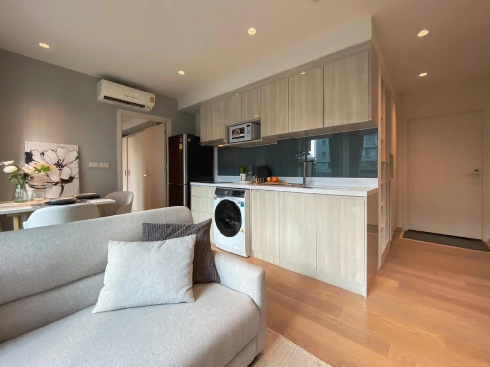 For rent: Runesu Thonglor, 5th floor, 4 fully furnished units. Beautiful and comfortable. Book now!