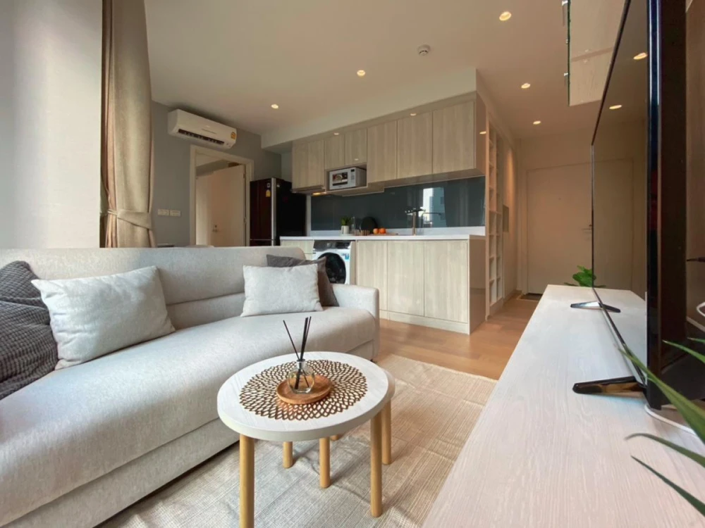 For rent: Runesu Thonglor, 5th floor, 4 fully furnished units. Beautiful and comfortable. Book now!