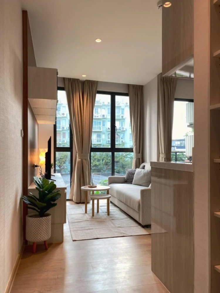 For rent: Runesu Thonglor, 5th floor, 4 fully furnished units. Beautiful and comfortable. Book now!
