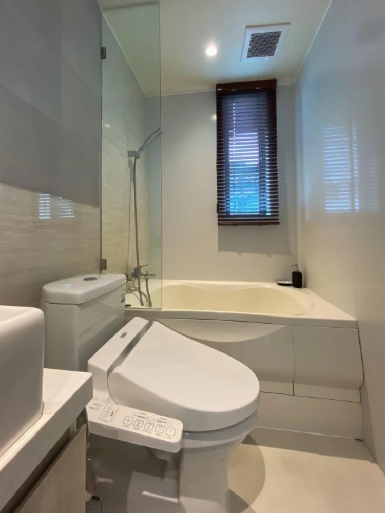 For rent: Runesu Thonglor, 5th floor, 4 fully furnished units. Beautiful and comfortable. Book now!