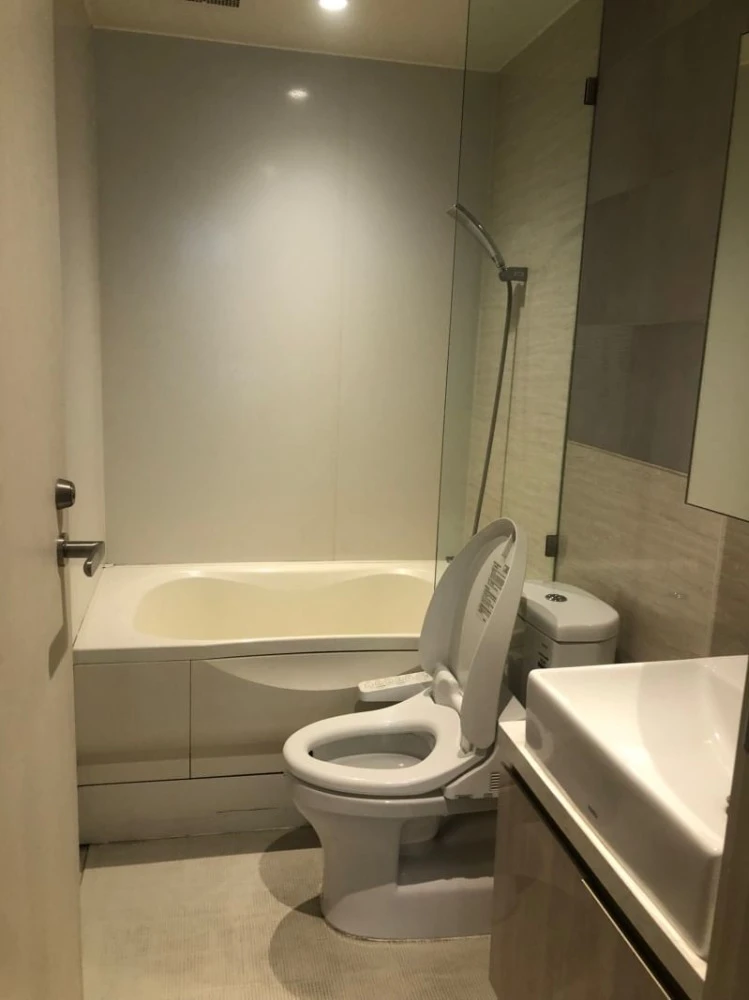 For rent: Runesu Thonglor 5, pool view, fully furnished, ready to move in. Interested? Reserve now!