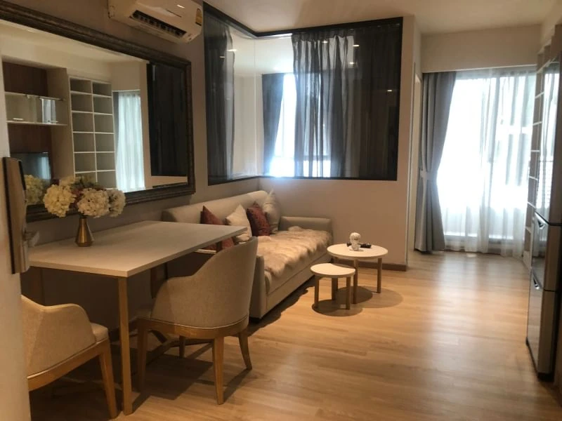 For rent: Runesu Thonglor 5, pool view, fully furnished, ready to move in. Interested? Reserve now!