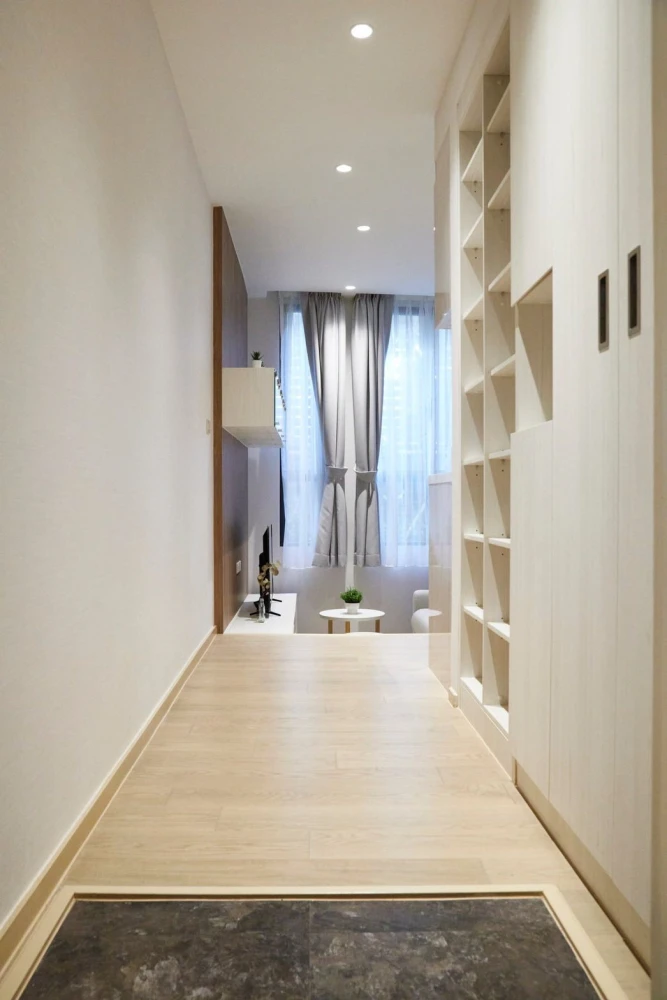 For rent: Runesu Thonglor 5, 1 bedroom, 1 bathroom unit. Lots of trees, shady and comfortable atmosphere. Don't miss out!