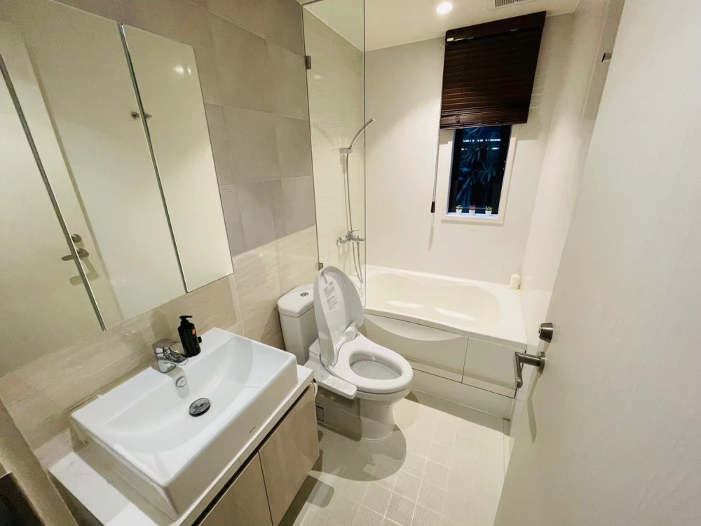 For rent: Runesu Thonglor 5, 1 bedroom, 1 bathroom unit. Lots of trees, shady and comfortable atmosphere. Don't miss out!