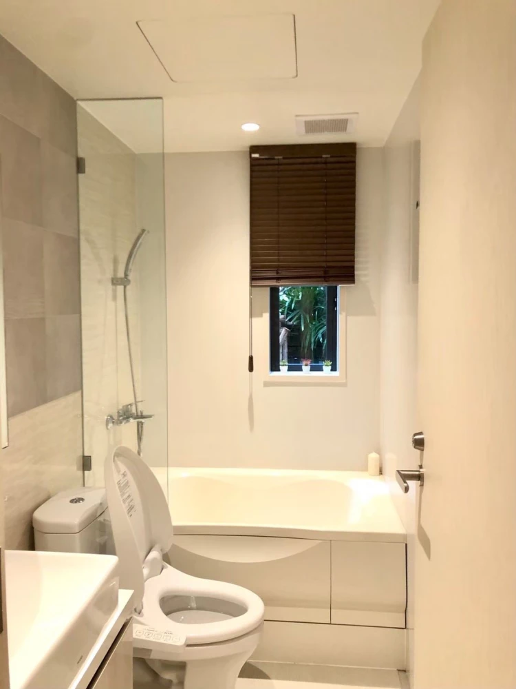 For rent: Runesu Thonglor 5, 1 bedroom, 1 bathroom unit. Lots of trees, shady and comfortable atmosphere. Don't miss out!