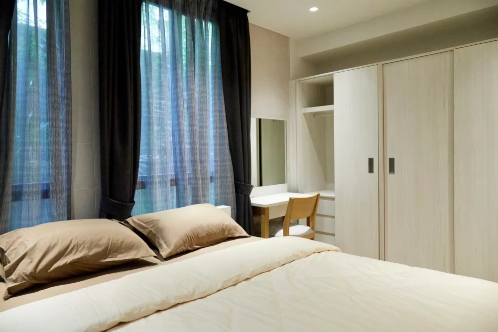 For rent: Runesu Thonglor 5, 1 bedroom, 1 bathroom unit. Lots of trees, shady and comfortable atmosphere. Don't miss out!