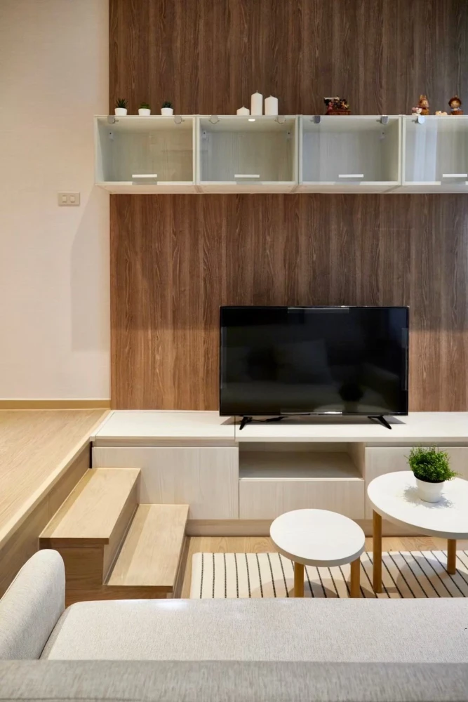For rent: Runesu Thonglor 5, 1 bedroom, 1 bathroom unit. Lots of trees, shady and comfortable atmosphere. Don't miss out!