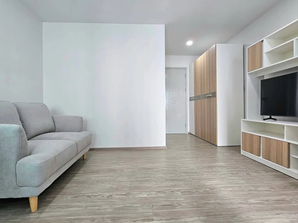 Rye Condo, Sukhumvit 101/1 for rent. The room is partitioned into separate, well-defined zones. Excellent value! Don't miss out!