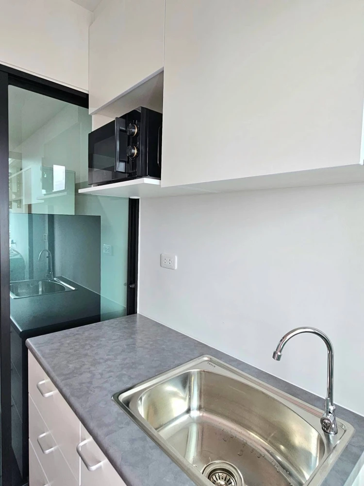 Rye Condo, Sukhumvit 101/1 for rent. The room is partitioned into separate, well-defined zones. Excellent value! Don't miss out!