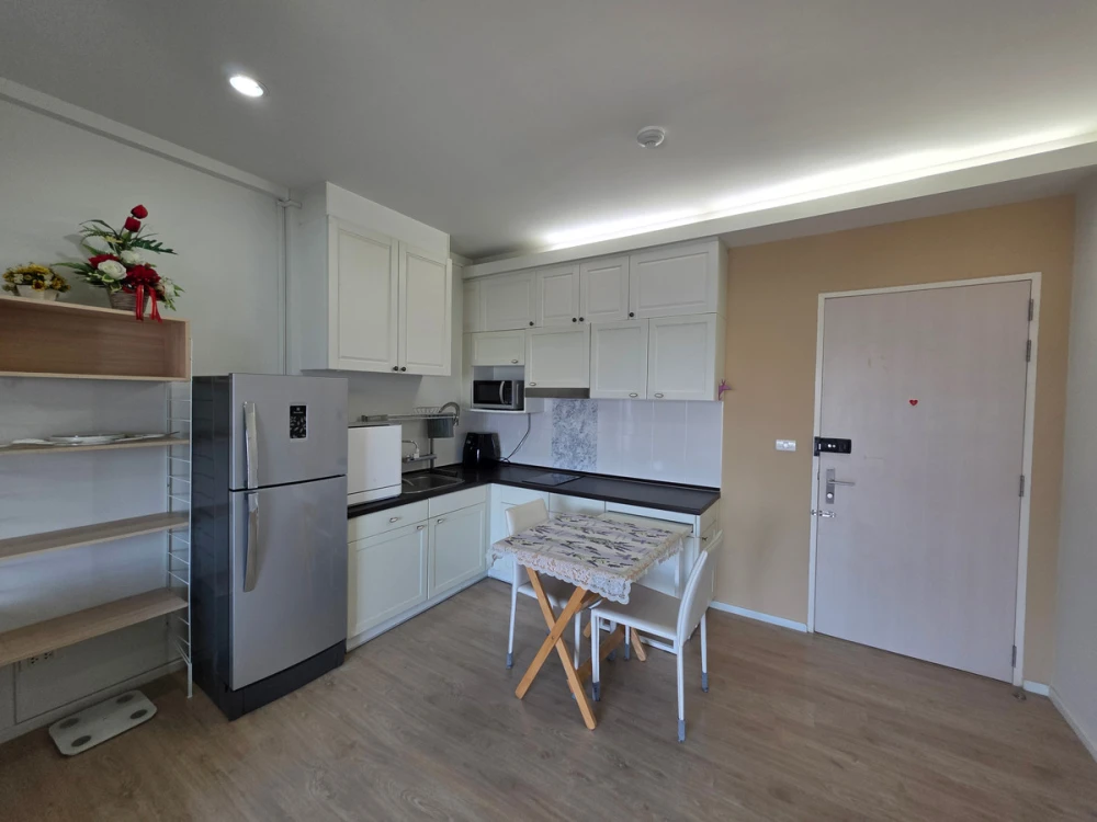 For rent: S1 Rama 9, 6th floor. A lovely, fully furnished unit. Book now!