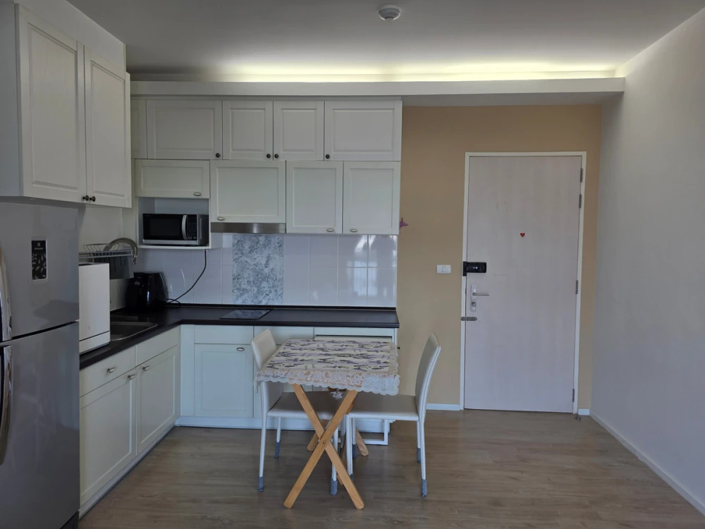 For rent: S1 Rama 9, 6th floor. A lovely, fully furnished unit. Book now!