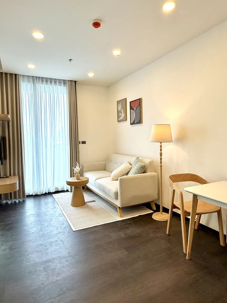 Sapphire Luxurious Condo Rama 3 for rent, featuring an extra-large balcony offering stunning views of the Chao Phraya River bend and Bhumibol Bridge,