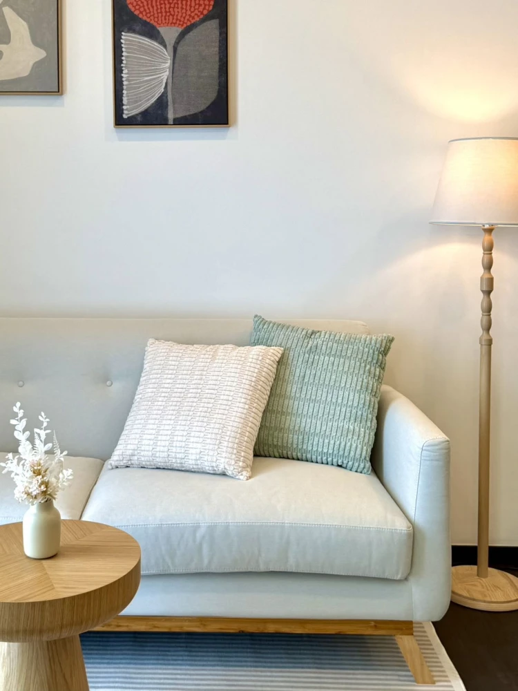 Sapphire Luxurious Condo Rama 3 for rent, featuring an extra-large balcony offering stunning views of the Chao Phraya River bend and Bhumibol Bridge,