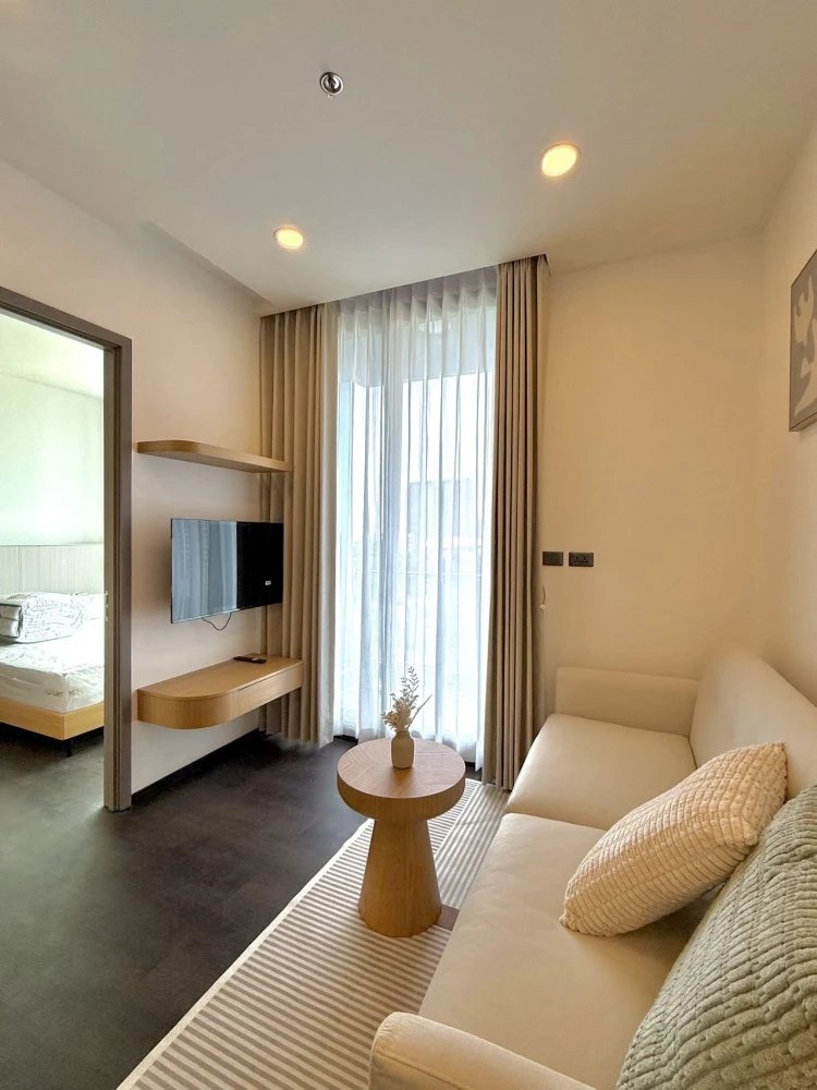 Sapphire Luxurious Condo Rama 3 for rent, featuring an extra-large balcony offering stunning views of the Chao Phraya River bend and Bhumibol Bridge,