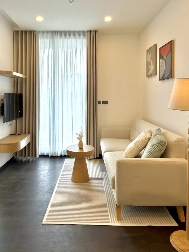 Sapphire Luxurious Condo Rama 3 for rent, featuring an extra-large balcony offering stunning views of the Chao Phraya River bend and Bhumibol Bridge,