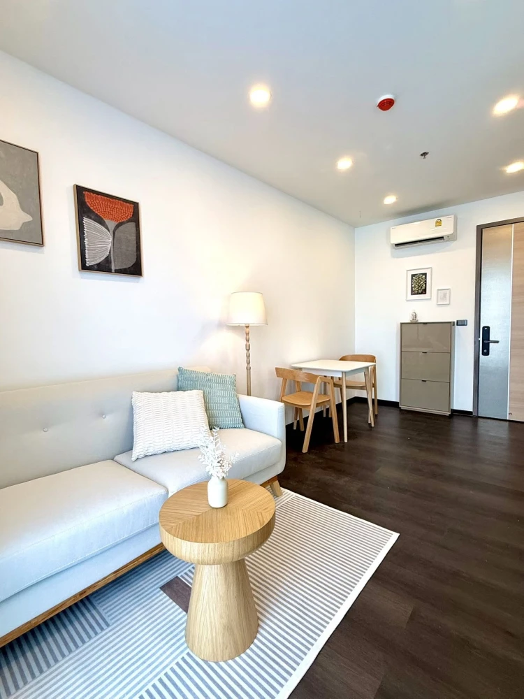 Sapphire Luxurious Condo Rama 3 for rent, featuring an extra-large balcony offering stunning views of the Chao Phraya River bend and Bhumibol Bridge,