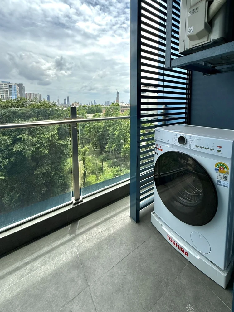 Sapphire Luxurious Condo Rama 3 for rent, featuring an extra-large balcony offering stunning views of the Chao Phraya River bend and Bhumibol Bridge,