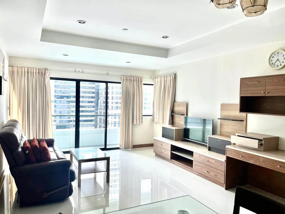 Sathorn Garden for rent, spacious room, lots of usable space, good location, complete facilities, don't miss it.