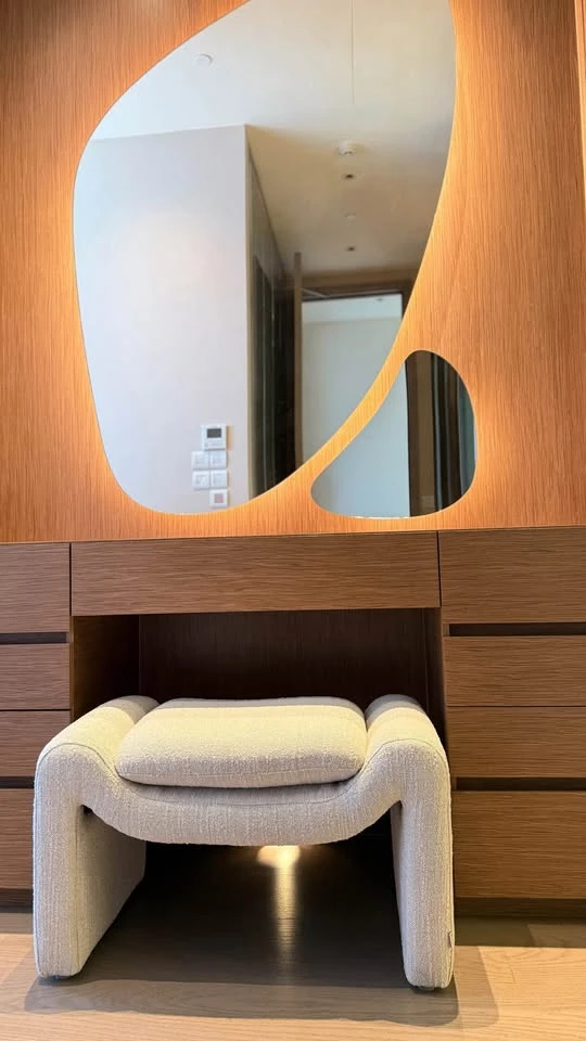 For rent: Scope Langsuan, 2 bedrooms, 3 bathrooms. Beautifully decorated and comfortable. Don't just look, book now!