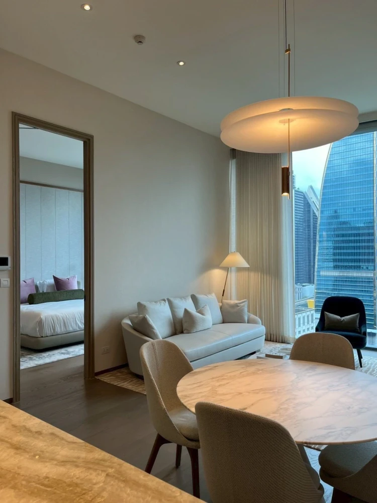 SCOPE Langsuan for rent, floor to ceiling height 3.5 meters, decorated with designer furniture, interested in booking now.