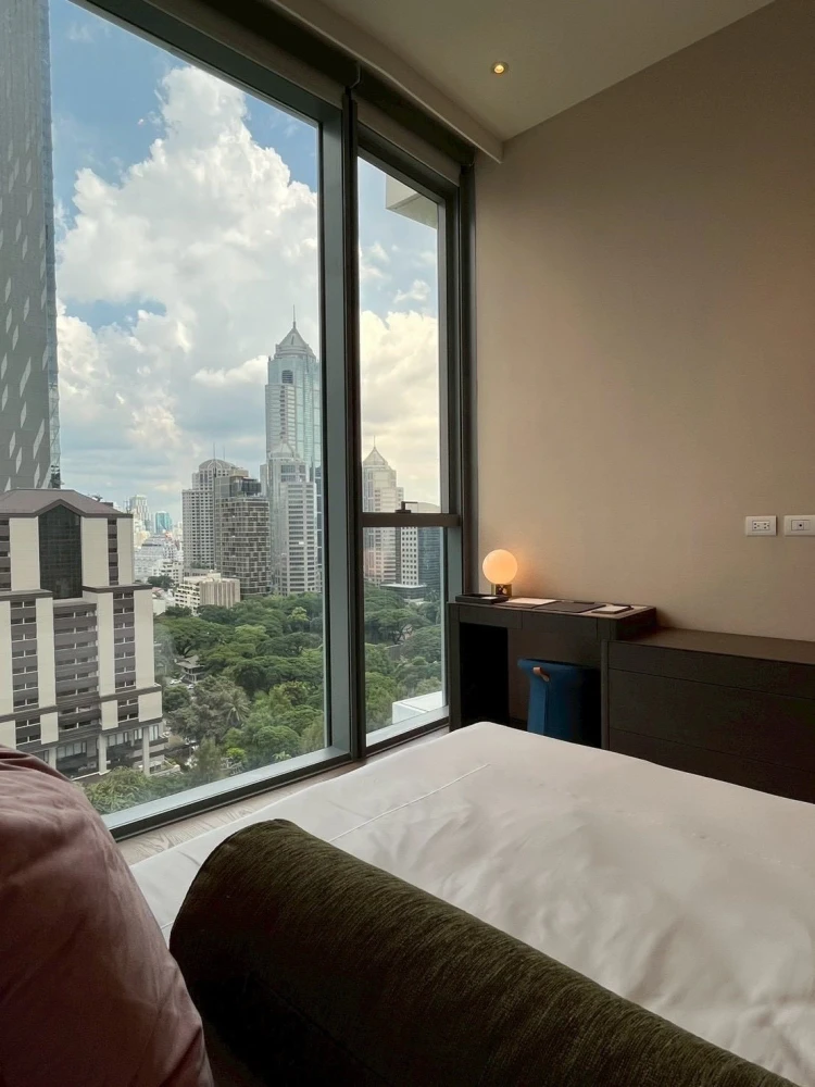 SCOPE Langsuan for rent, floor to ceiling height 3.5 meters, decorated with designer furniture, interested in booking now.