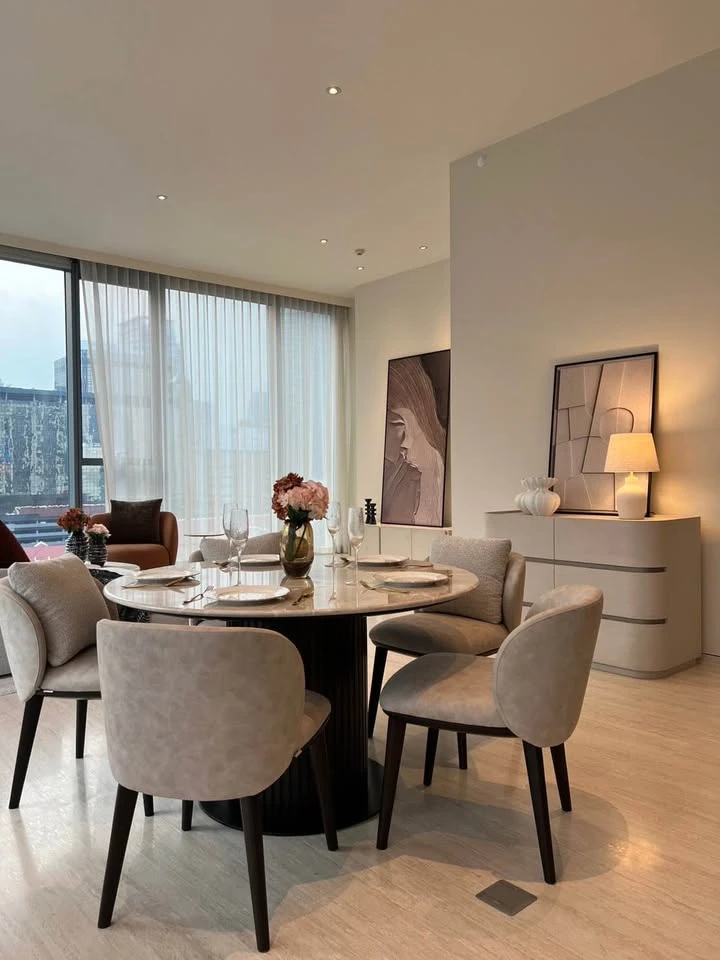 Spacious and fully furnished condo for rent at Scope Langsuan. Pets allowed. First come, first served.