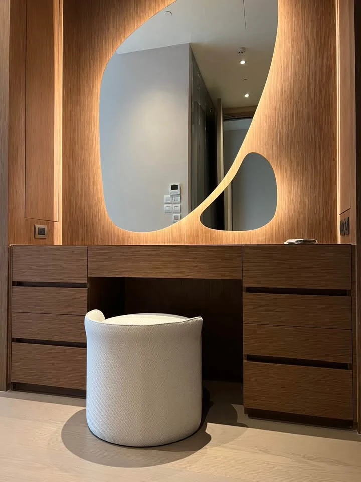 Spacious and fully furnished condo for rent at Scope Langsuan. Pets allowed. First come, first served.