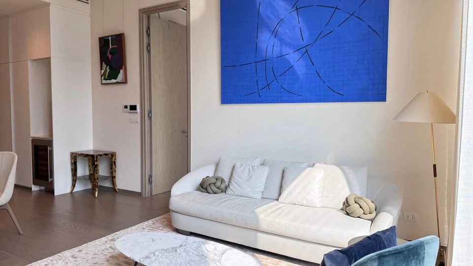 For rent: SCOPE LANGSUAN, 1 bedroom, 1.5 bathroom, beautifully decorated and fully furnished by Thomas Juul-Hansen.