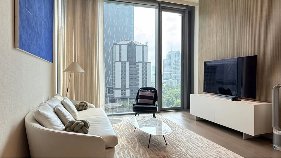 For rent: SCOPE LANGSUAN, 1 bedroom, 1.5 bathroom, beautifully decorated and fully furnished by Thomas Juul-Hansen.
