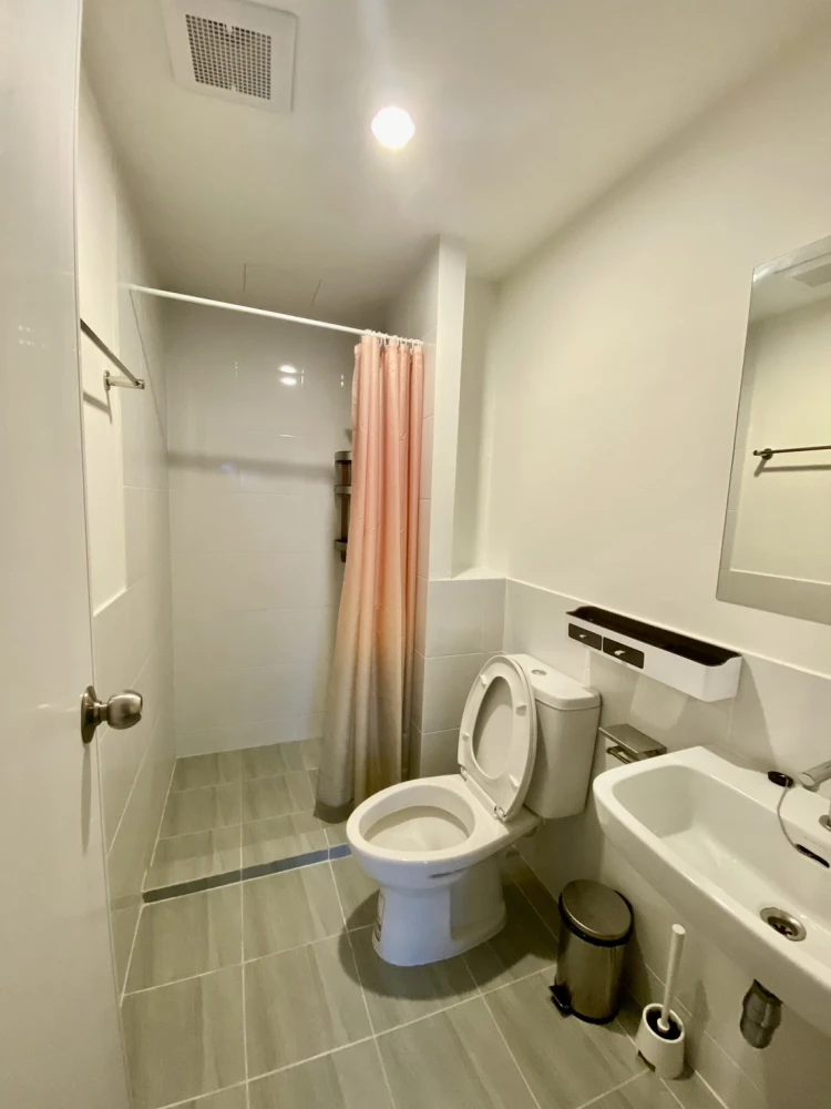 For rent: Sena Kith Chalong Krung-Ladkrabang, 4th floor unit. Great location, not crowded. Fully furnished. Book now!