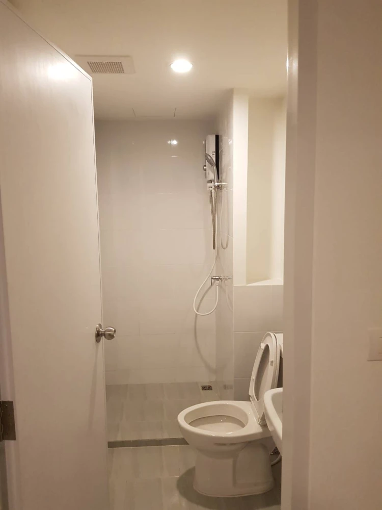 For rent: Sena Kith Chalong Krung-Ladkrabang. Nice, well-partitioned room. Affordable price. Just bring your belongings and move in!