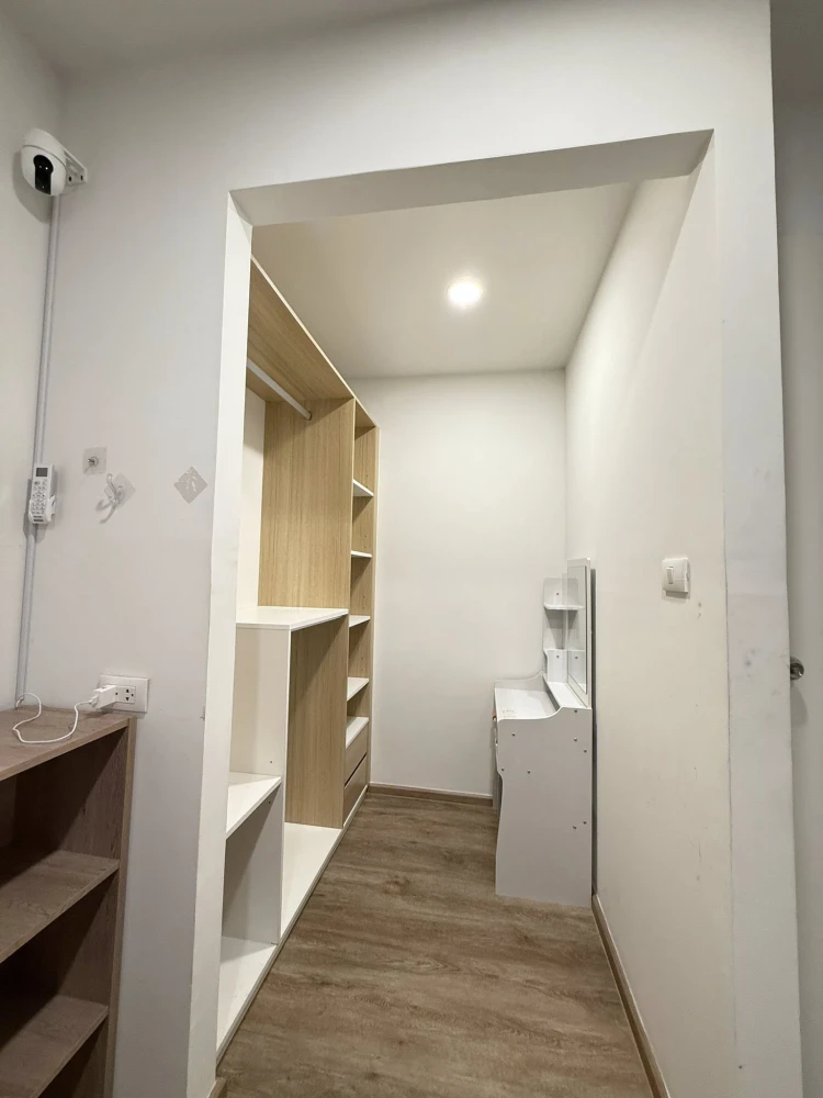 For rent: Sena Kith Srinakarin - Sridan, a room decorated in warm wood tones, with lots of usable space, a great location, don't miss it.