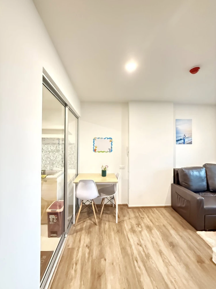 For rent: Sena Kith Srinakarin - Sridan, a room decorated in warm wood tones, with lots of usable space, a great location, don't miss it.