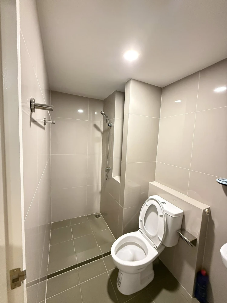 For rent: Sena Kith Srinakarin - Sridan, a room decorated in warm wood tones, with lots of usable space, a great location, don't miss it.