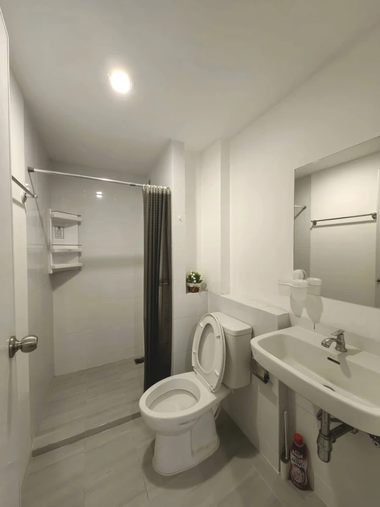 For rent: Sena Kith Thepharak - Bangbo, clean and comfortable room, comes with wood-pattern furniture, complete electrical appliances, book now.