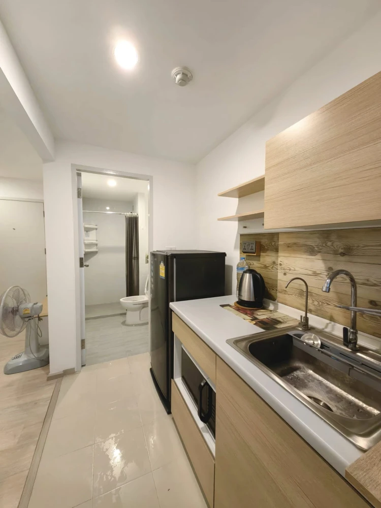 For rent: Sena Kith Thepharak - Bangbo, clean and comfortable room, comes with wood-pattern furniture, complete electrical appliances, book now.