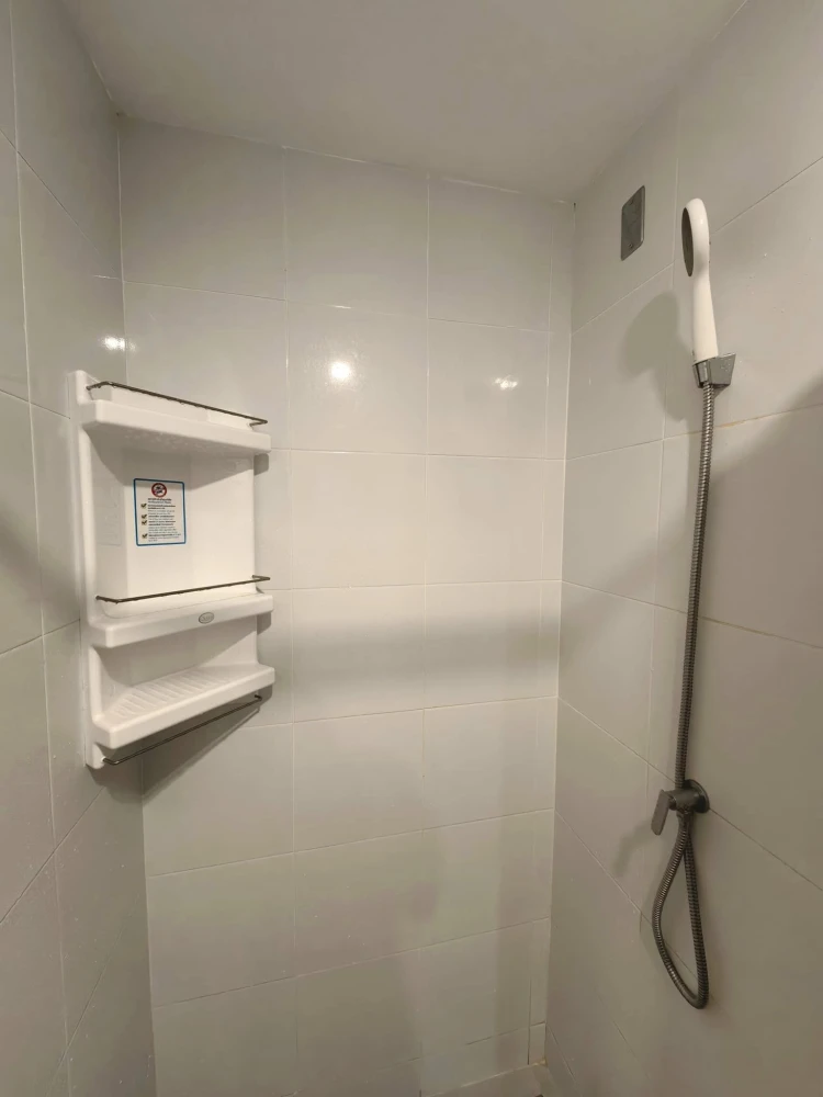 For rent: Sena Kith Thepharak - Bangbo, clean and comfortable room, comes with wood-pattern furniture, complete electrical appliances, book now.