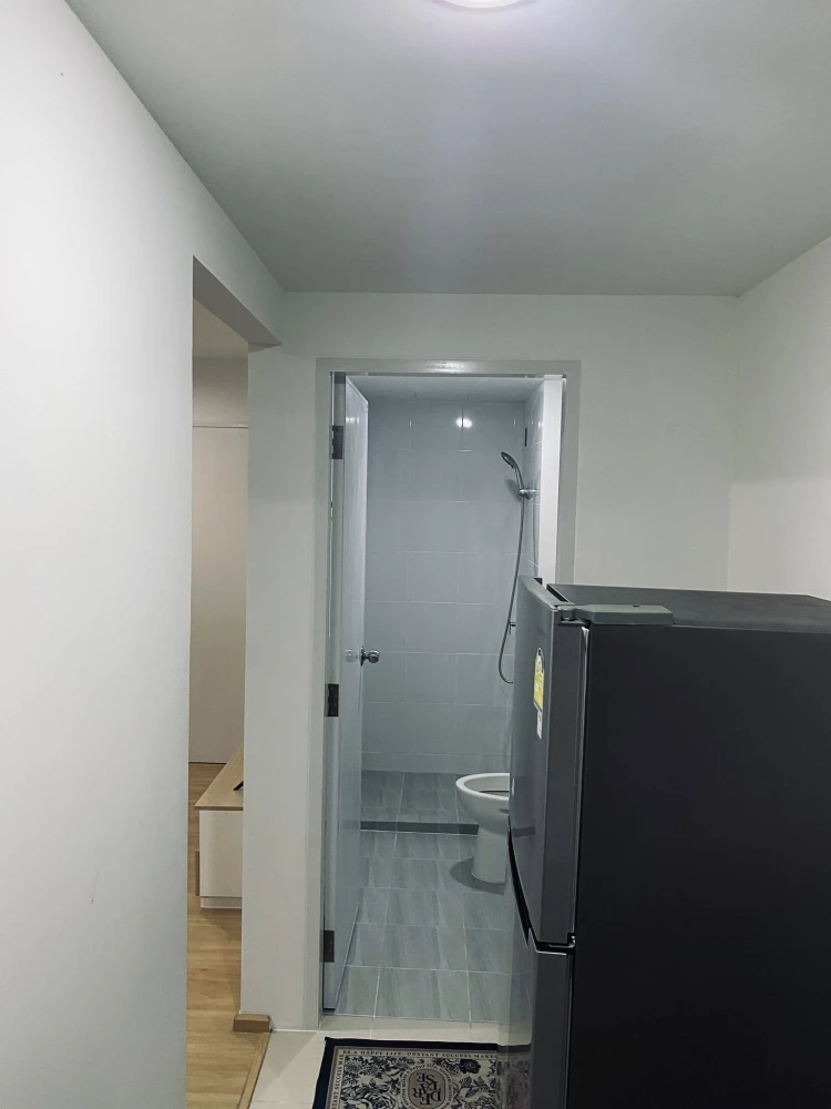 For rent: SENA KITH Chalong Krung-Lat Krabang, Building A, 5th floor. Not next to the elevator or garbage room. Includes a walk-in closet. Book now!
