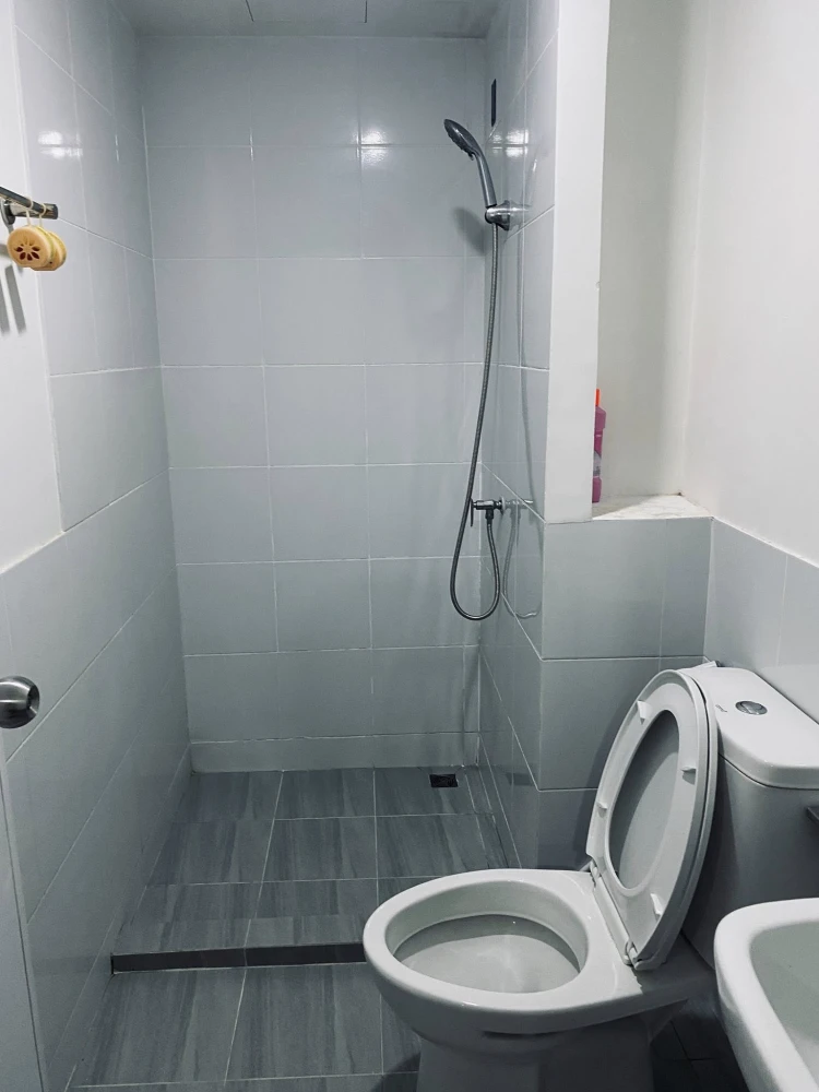 For rent: SENA KITH Chalong Krung-Lat Krabang, Building A, 5th floor. Not next to the elevator or garbage room. Includes a walk-in closet. Book now!