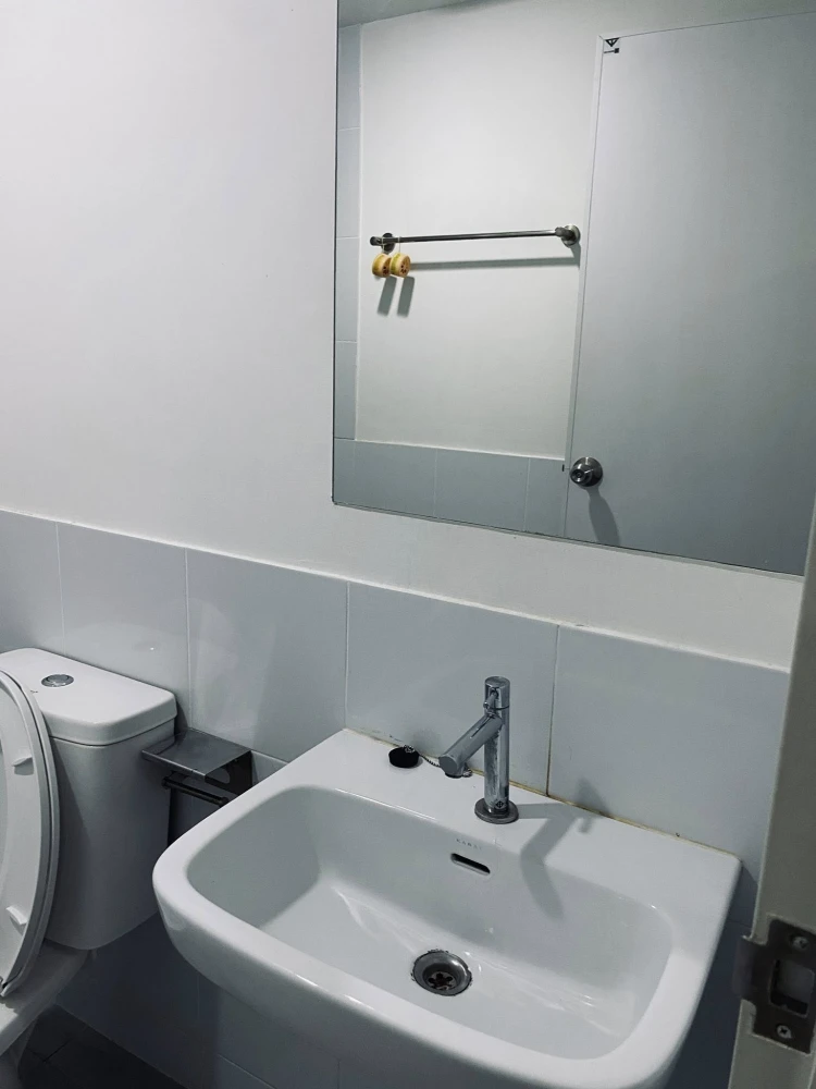 For rent: SENA KITH Chalong Krung-Lat Krabang, Building A, 5th floor. Not next to the elevator or garbage room. Includes a walk-in closet. Book now!