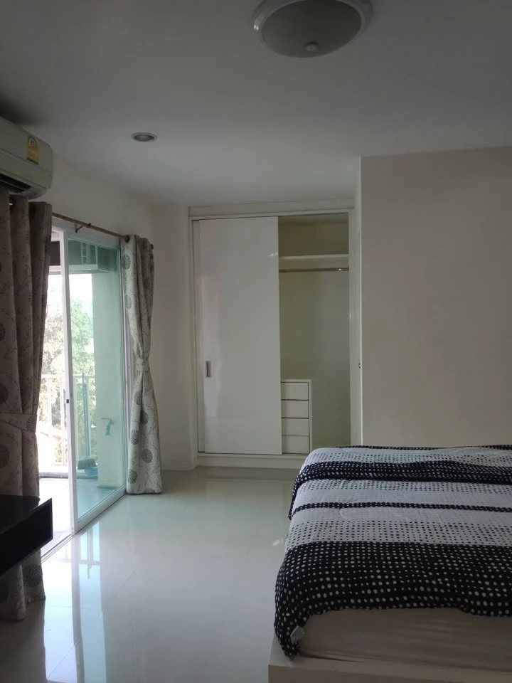 For rent: Sense of London, corner room with privacy, fully furnished, convenient transportation, don't miss it.