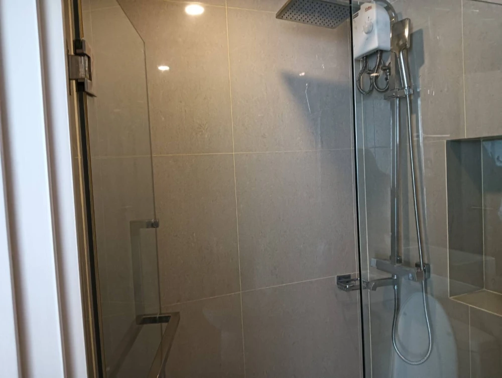 For rent: Serio Sukhumvit 50, 8th floor, partitioned unit, fully furnished. Book now, don't wait!