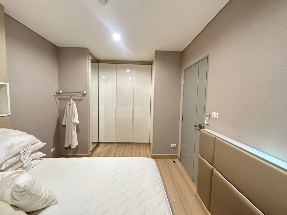 For rent: Serrano Condominium, 2nd floor, fully furnished room, nice to live in. If interested, hurry and reserve now. Don't wait.