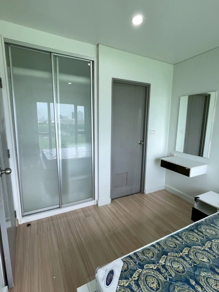 For rent: Serrano Condominium, large room, view of green area, very comfortable to the eyes. You must book this.
